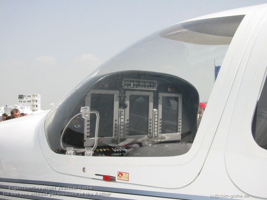 101-0109_IMG DA-42 Cockpit